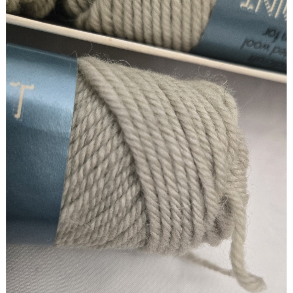 VTG Columbia Minerva Tapestry Yarn Lot 26 Skeins Pond Lily Green 473 100% Wool - Picture 8 of 8